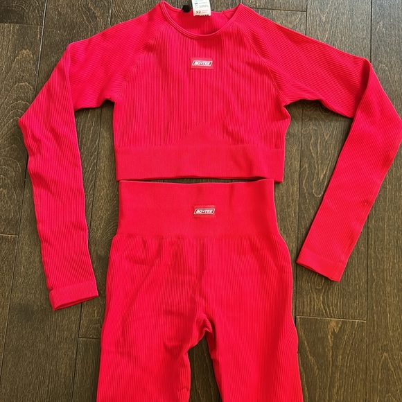 Women’s red bo+tee workout set - Picture 2 of 5